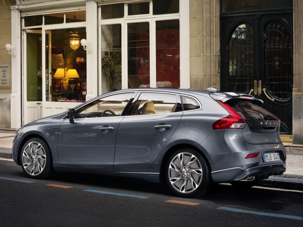 2013 Volvo V40 R-Design leaves us feeling blue in Paris - Autoblog